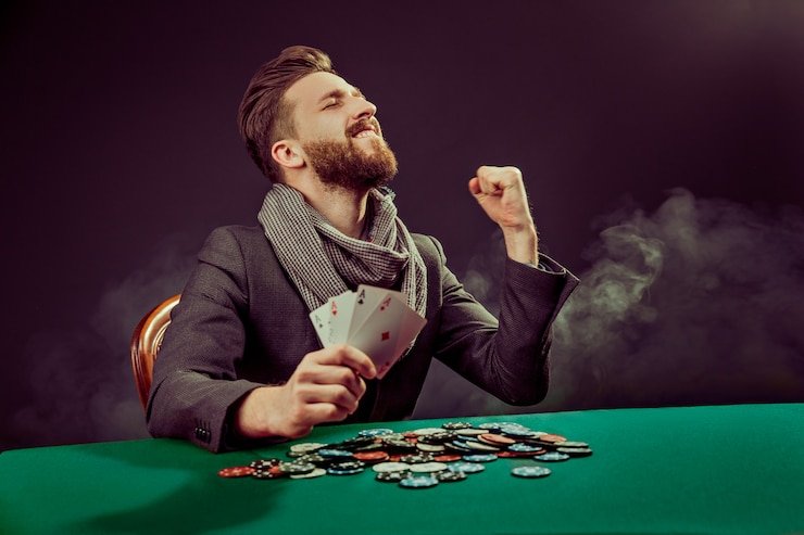 Pengguna livebet303 memeriksa detail program cashback dari ponsel di Indonesia